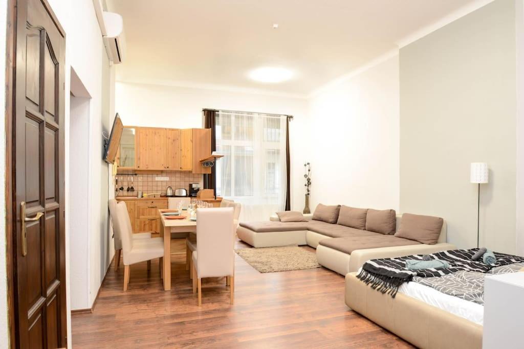 Famous Kiraly Street At Large 3Br 10Ppl @ Central 布达佩斯 外观 照片