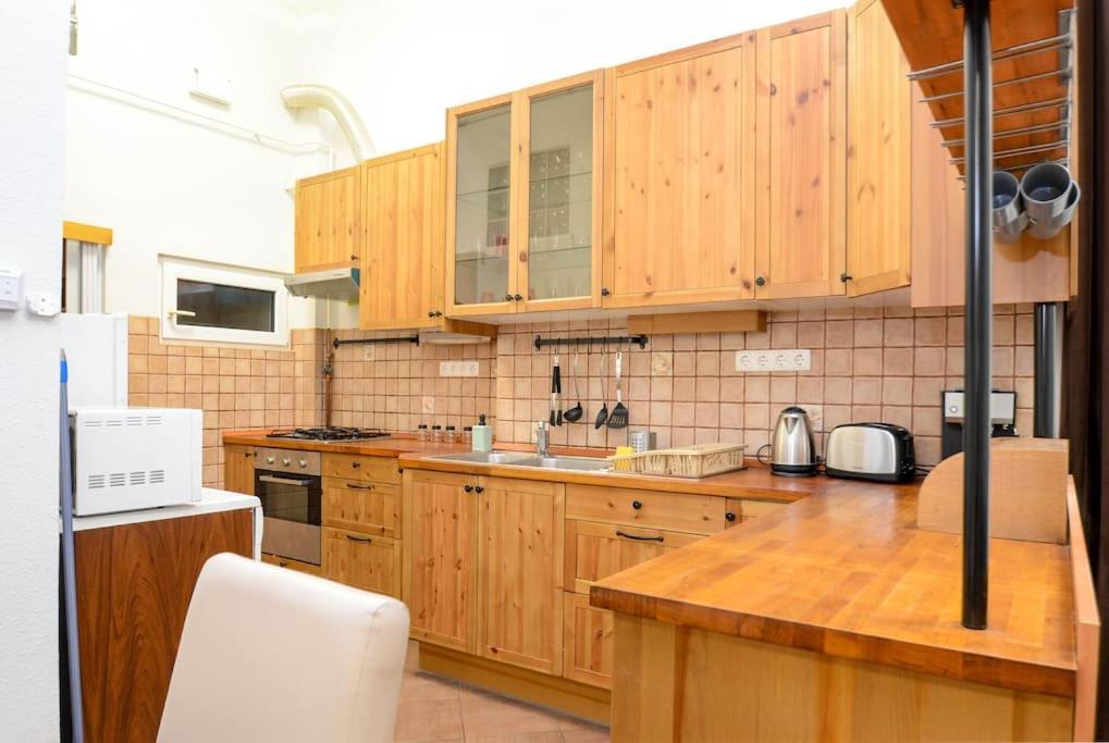 Famous Kiraly Street At Large 3Br 10Ppl @ Central 布达佩斯 外观 照片