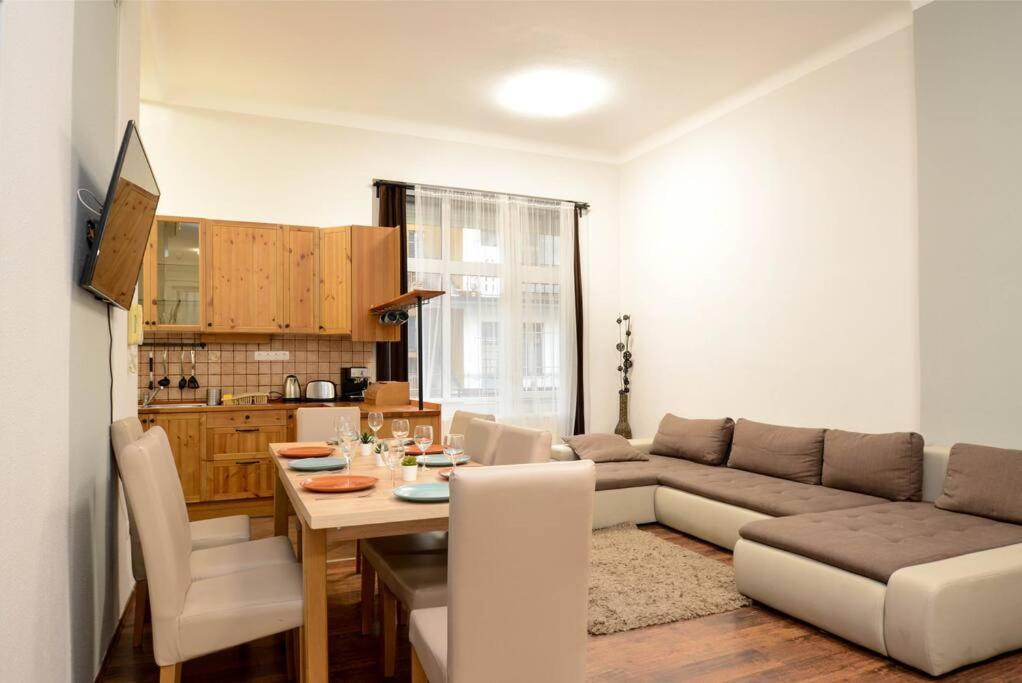 Famous Kiraly Street At Large 3Br 10Ppl @ Central 布达佩斯 外观 照片